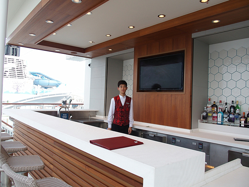 SunDeck両舷にあるSunDeckBar STARPORT/PORTSIDE