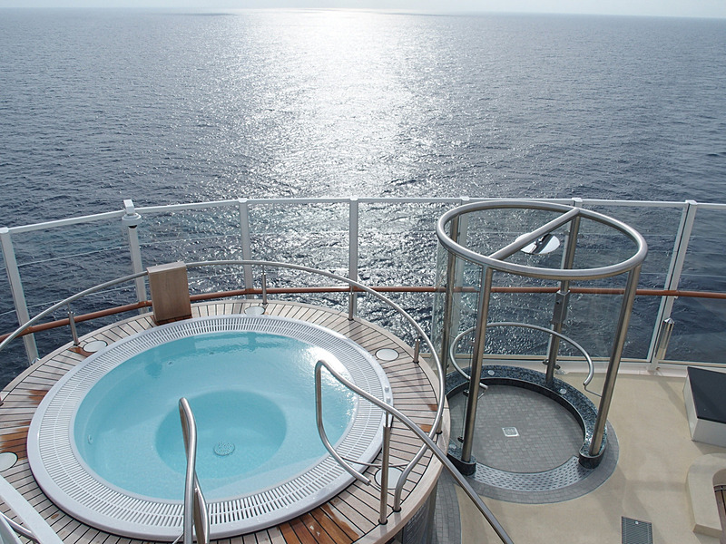 第17デッキ最後部のZurk Beach Club両舷にあるジャグジーから海を眺める