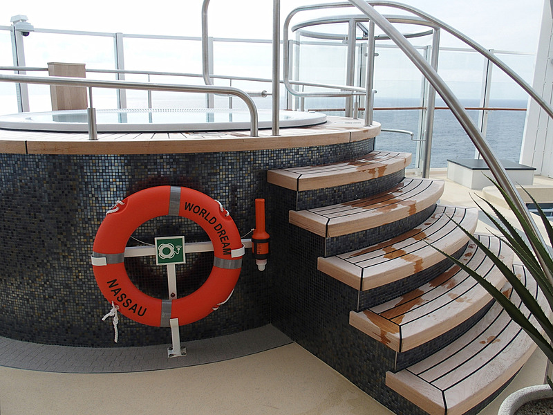 第17デッキ最後部のZurk Beach Club両舷にあるジャグジーから海を眺める