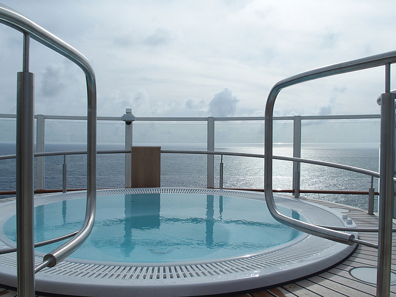 第17デッキ最後部のZurk Beach Club両舷にあるジャグジーから海を眺める