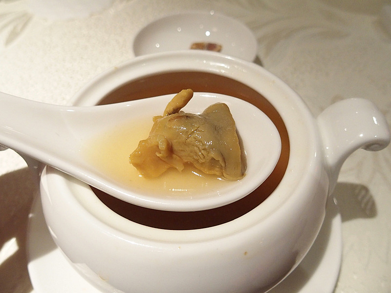 続いて巻貝と虫草花のチキンスープ