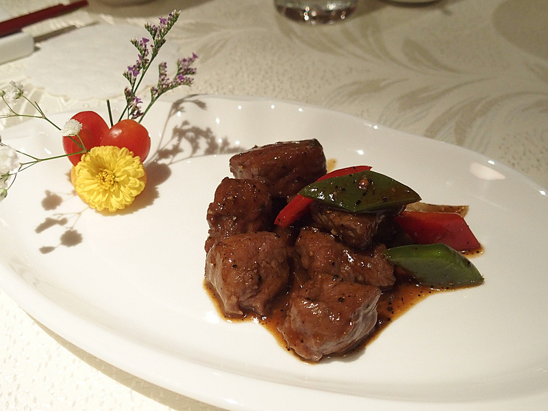 サーロイン角ステーキの黒コショウと蜂蜜ソースがけ