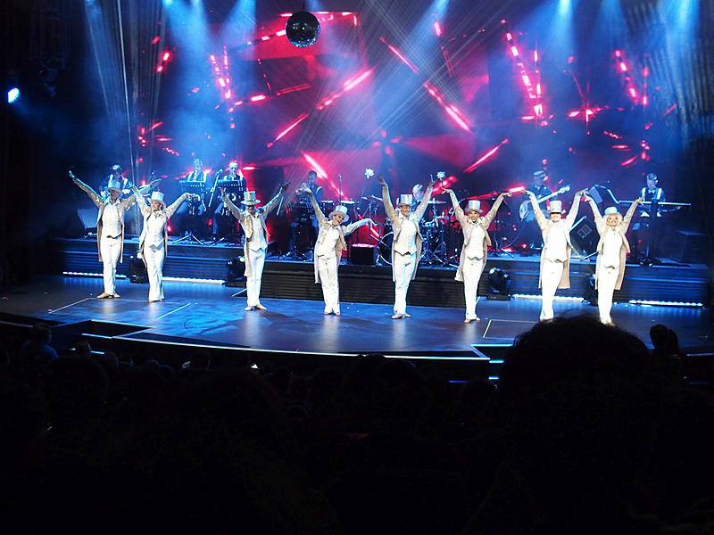 航海2日目のショーは1950年代から1960年代のアメリカをイメージしたダンスがメインの構成