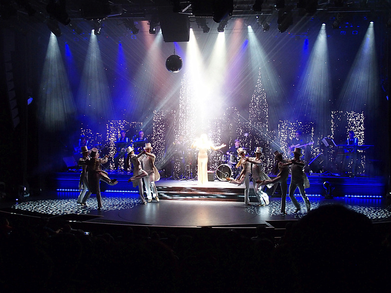 航海2日目のショーは1950年代から1960年代のアメリカをイメージしたダンスがメインの構成