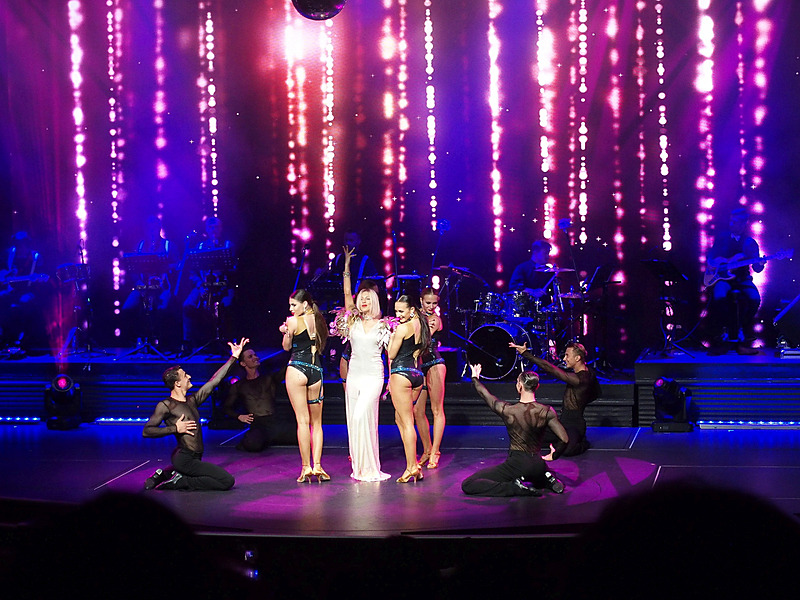 またしても、ピタリとシンクロしたキレキレのダンスときらびやかな舞台美術に没入してしまうのであった