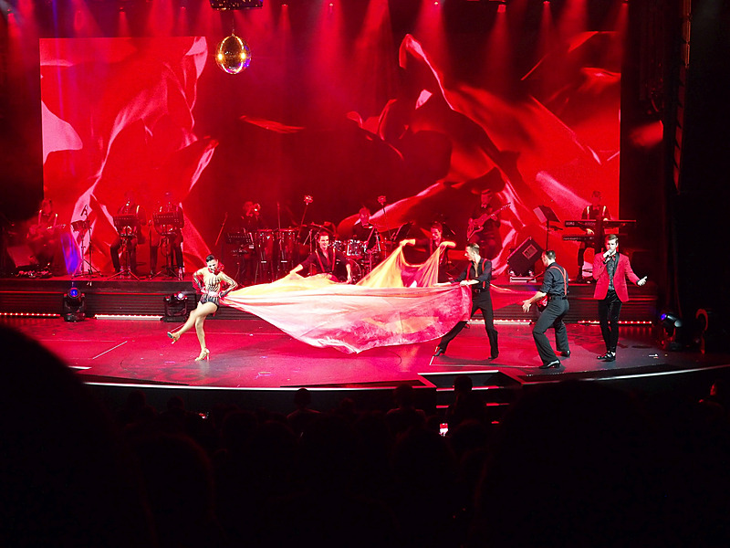 第6デッキの「Bar 360」は円形ステージを備えている。そこでもショータイムを随時開催している