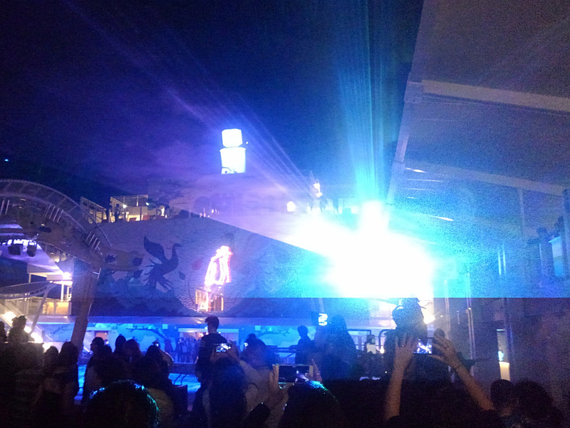 メインプールではマイケルジャクソンをモチーフにしたレーザーショー