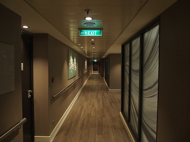 第15デッキのCrystal Life右舷側通路を前方に向かって突き進むとBridge Viewing Roomに出る