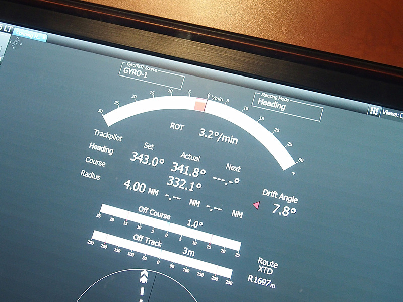 慣性航法システム「Conning」でも船首方向（Heading）と針路（Course）のずれで難航しているか否かが分かる
