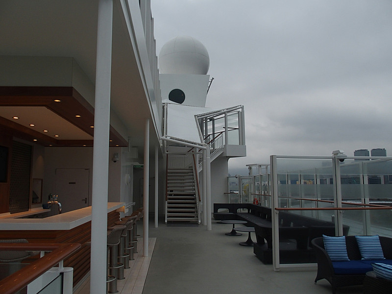 第15デッキのSunDeckBarを通り過ぎて前方にある階段に上がる