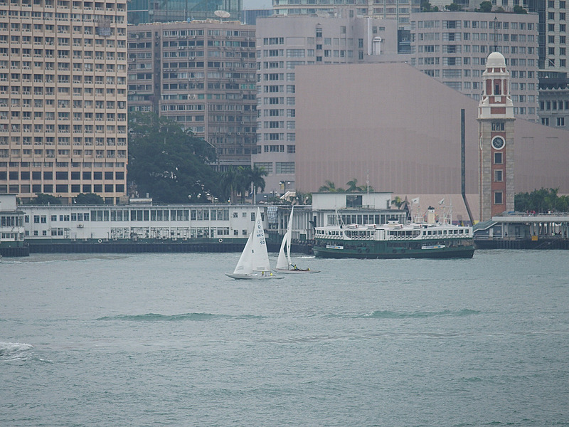 香港の港は世界でも有数の美しさで有名だ。独特の形態をした小型船舶も数多く行き交っている。船好き港好きなら、香港島にわたって海事博物館の近辺を散策して、船と港を存分に楽しんでみるのも一興だ