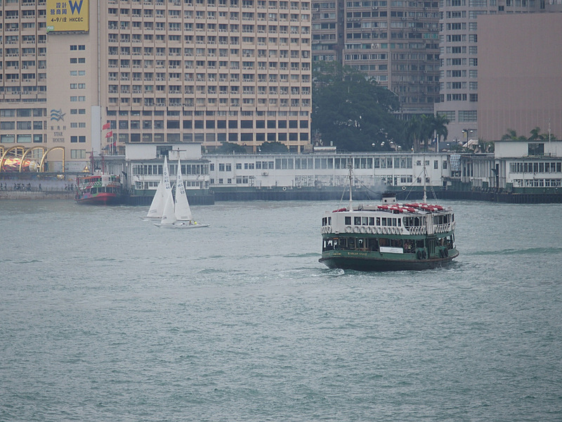 香港の港は世界でも有数の美しさで有名だ。独特の形態をした小型船舶も数多く行き交っている。船好き港好きなら、香港島にわたって海事博物館の近辺を散策して、船と港を存分に楽しんでみるのも一興だ