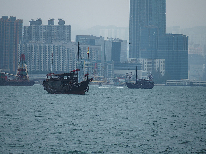 香港の港は世界でも有数の美しさで有名だ。独特の形態をした小型船舶も数多く行き交っている。船好き港好きなら、香港島にわたって海事博物館の近辺を散策して、船と港を存分に楽しんでみるのも一興だ