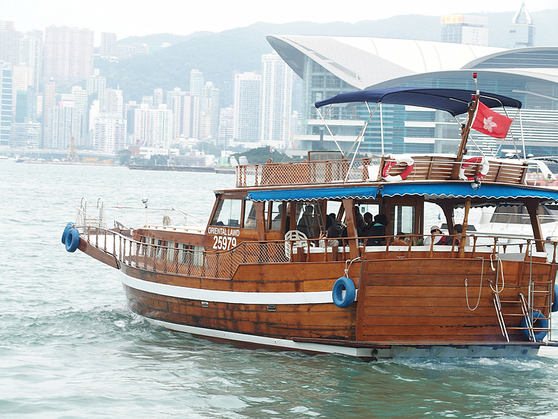 香港の港は世界でも有数の美しさで有名だ。独特の形態をした小型船舶も数多く行き交っている。船好き港好きなら、香港島にわたって海事博物館の近辺を散策して、船と港を存分に楽しんでみるのも一興だ