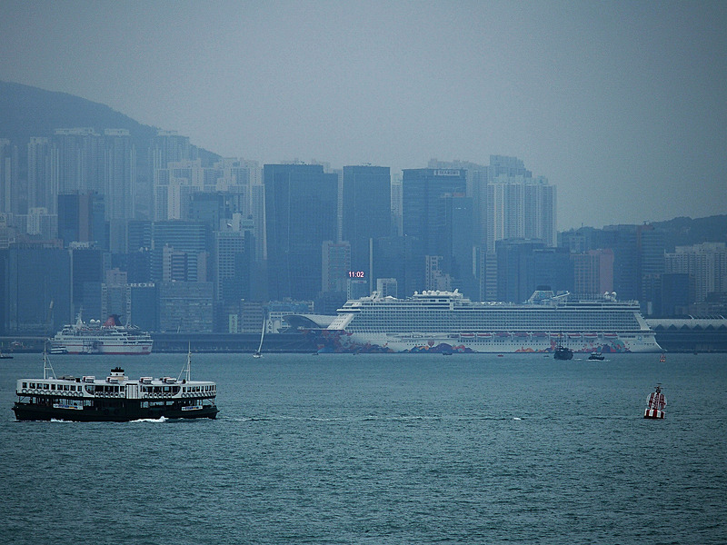 香港といえばこの船！ といえるスターフェリーなど、独特のスタイルをした小型船舶が行き交う港に憩うワールド ドリーム。これから香港の新しいランドマークとしても市民に親しまれていくことになる