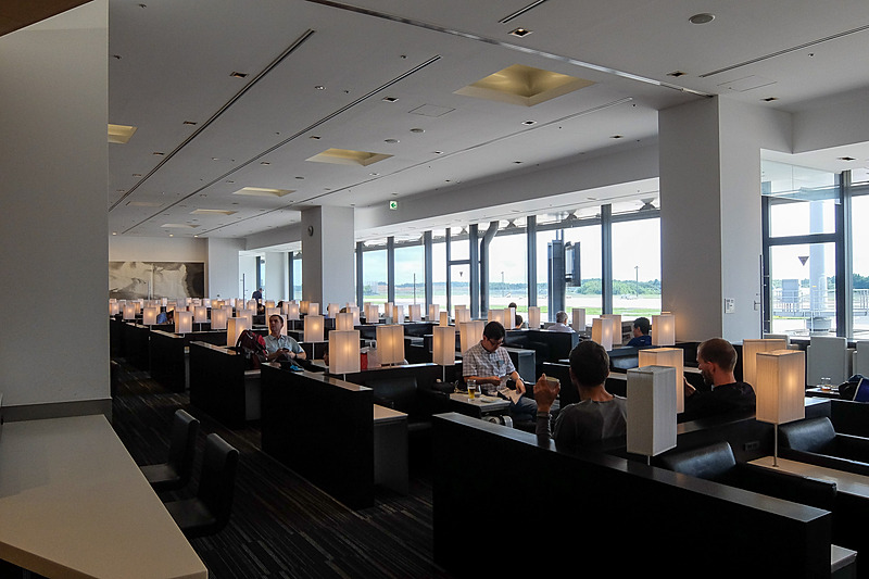 第5サテライトのANA LOUNGE。4階の窓に面した場所にあるので目の前を飛行機が行き交う