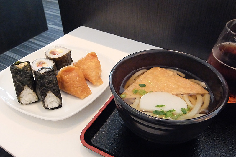 出発準備で慌ただしく家を出ることも多い午前便ではとくにありがたいラウンジのご飯