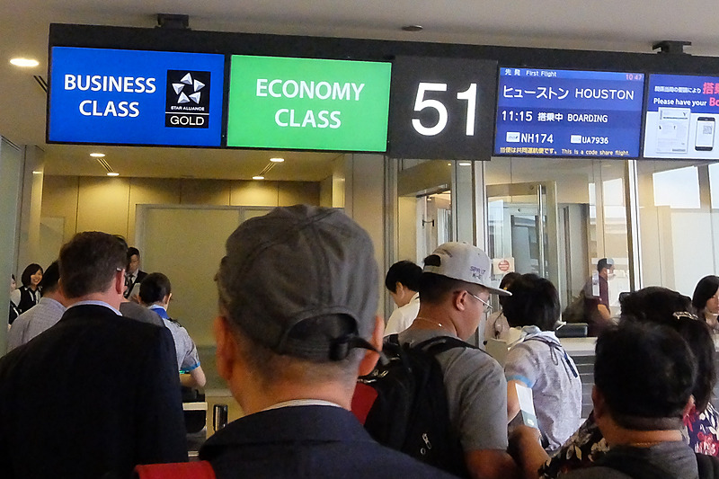 ビジネスクラスでは優先搭乗でいち早く機内に入れる