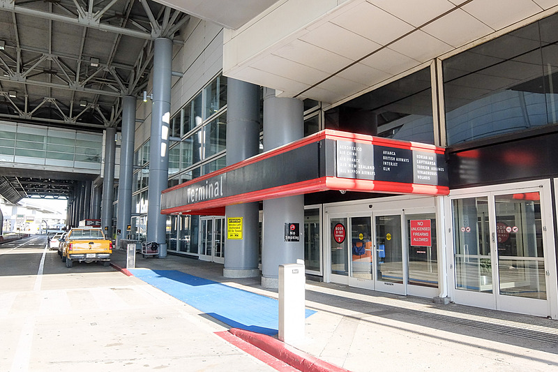 ヒューストンのジョージ・ブッシュ・インターコンチネンタル空港。ANAはターミナルDを使用。チェックインカウンターは出発時刻の3時間前にオープンする