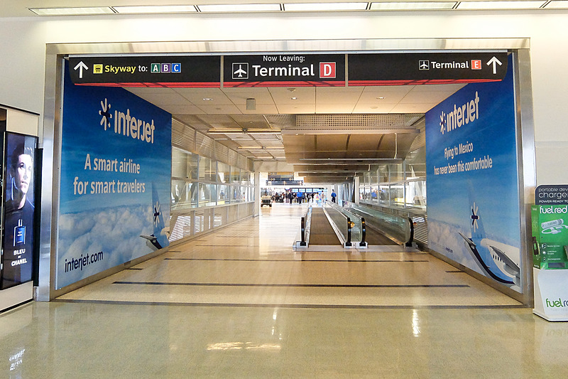 ターミナルDの保安検査場を抜けてエスカレータを上がったところ。ユナイテッド航空のラウンジ「United Club」はターミナルEにあるので、ここから連絡通路を経由してターミナルEに向かう