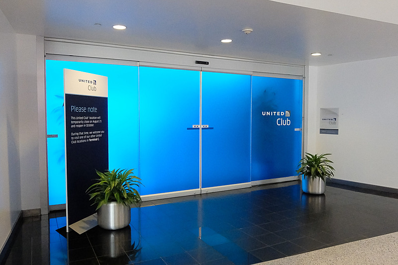 ターミナルDの保安検査場を抜けてエスカレータを上がったところ。ユナイテッド航空のラウンジ「United Club」はターミナルEにあるので、ここから連絡通路を経由してターミナルEに向かう