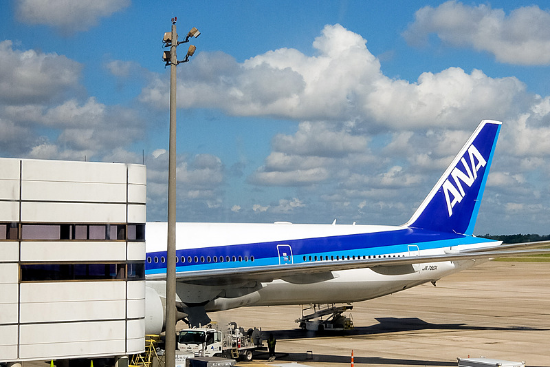 ジョージ・ブッシュ・インターコンチネンタル空港のD5スポットに駐機するボーイング 777-300ER型機。偶然にも往路と同じ「JA780A」の機体