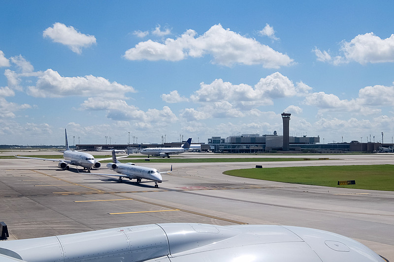 出発前の滑走路を見ると、ユナイテッド航空やユナイテッド・エクスプレスの機体が順番待ち。ANAのパートナー会社であるユナイテッド航空のハブ空港らしい光景で、改めていろいろな目的地への乗り継ぎに便利そうだと思う