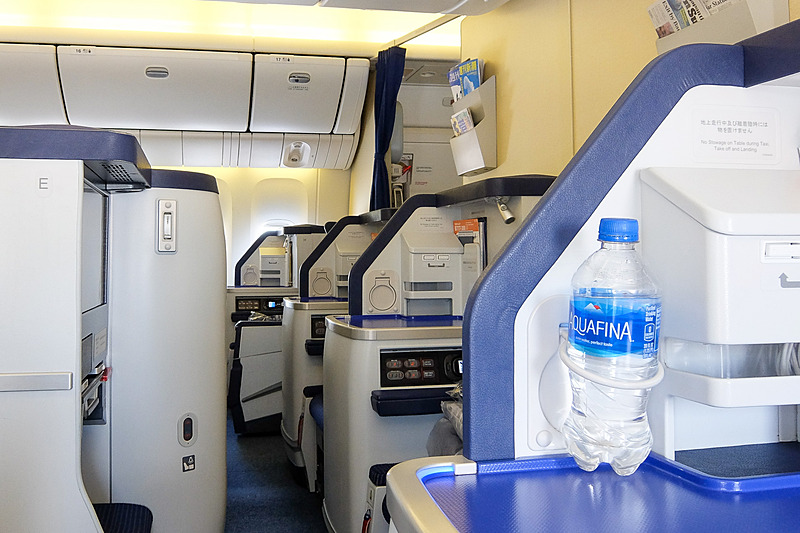 ビジネスクラス。写真右は横一列の乗客が不在の状態だが、よほど意識しない限りは横の乗客を気にすることなく過ごせる