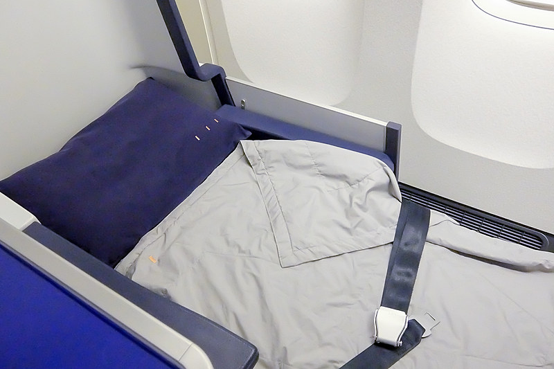 フルフラットにしてベッドメイキング。東京西川の「エアーサイクロン」を使ったベッドパッドは寝心地抜群