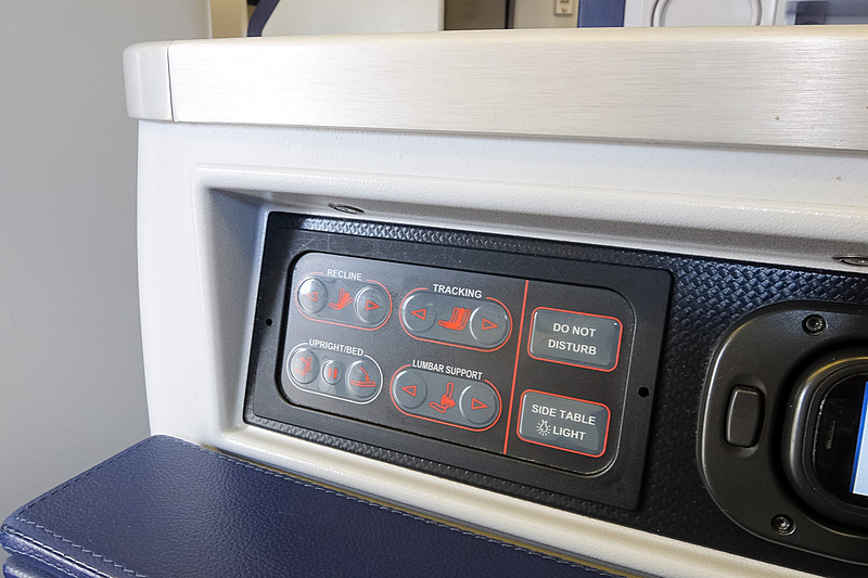 シートリクライニングなどの操作ボタン