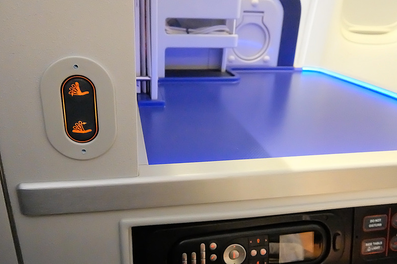 寝転がった状態でも使いやすいよう、枕元にもリクライニング操作ボタンを備えている