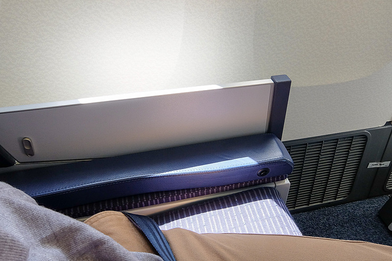 アームレストは伸縮可能