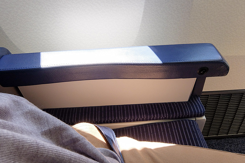 アームレストは伸縮可能