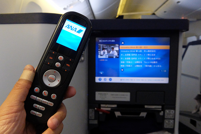 シートモニターは17インチと大型。タッチパネル対応なのでタッチ操作に対応するが、手元のコントローラも利用可能