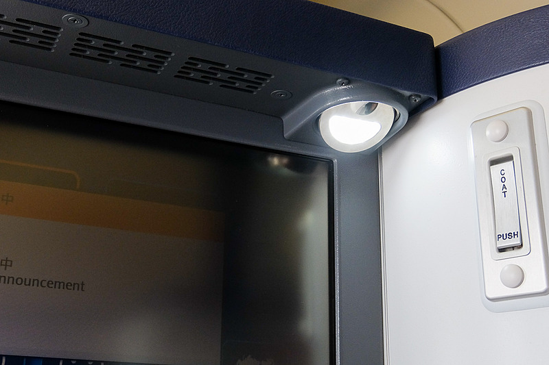 シートモニターの直上にもライトを備える