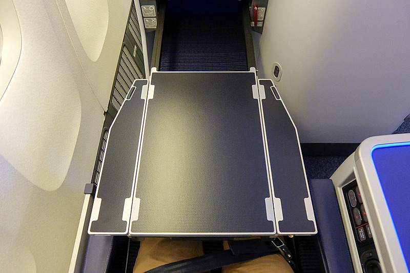 テーブルはシートモニターの下からスライドして、羽根のように左右に開く