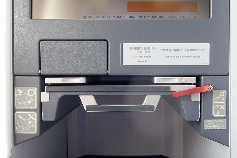 シートモニターの下にあるカバー内にユニバーサルAC電源とUSB電源を装備