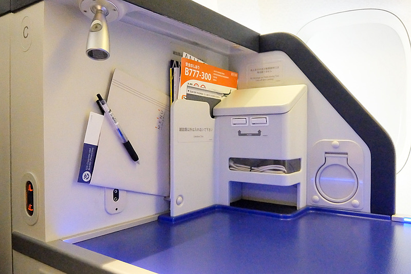 ちょっとした物を置くのに便利なサイドテーブルに、マガジンラックやドリンクホルダー、小物入れを備えている