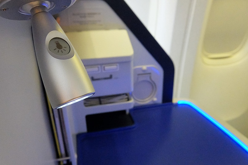 サイドテーブルの上部に読書灯を備えている