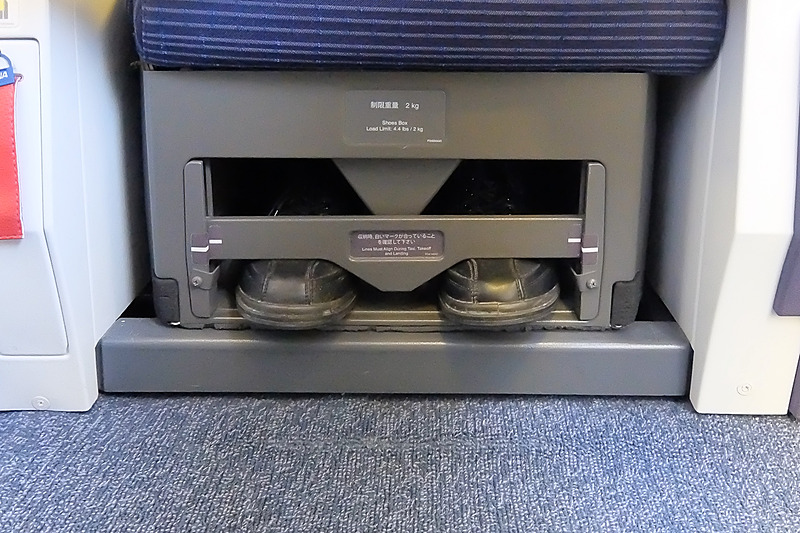 座席の足下にはシューズを収納するスペースがある
