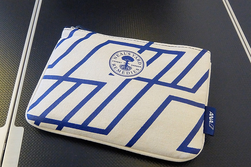 アメニティはニールズヤードレメディーズ。同ブランドのハンドクリーム、フェイシャルミスト、リップクリームなどが入っている