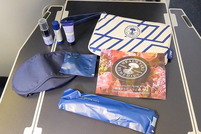 アメニティはニールズヤードレメディーズ。同ブランドのハンドクリーム、フェイシャルミスト、リップクリームなどが入っている