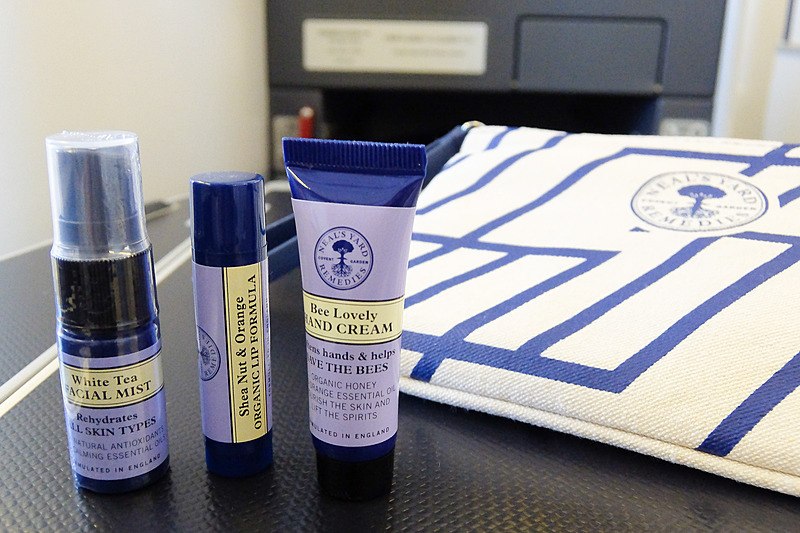 アメニティはニールズヤードレメディーズ。同ブランドのハンドクリーム、フェイシャルミスト、リップクリームなどが入っている