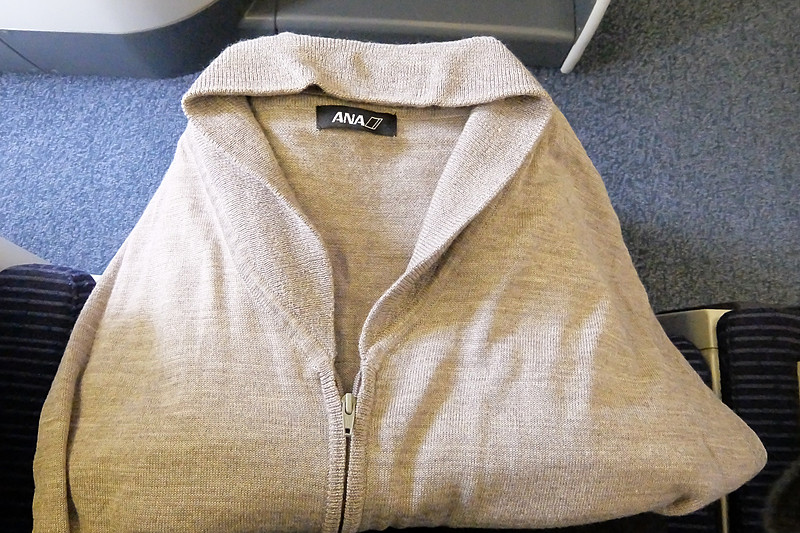 飛行機の中は寒い……という人にうれしいカーディガンの貸し出しサービス。服がしわになるのを和らげることもできて一石二鳥