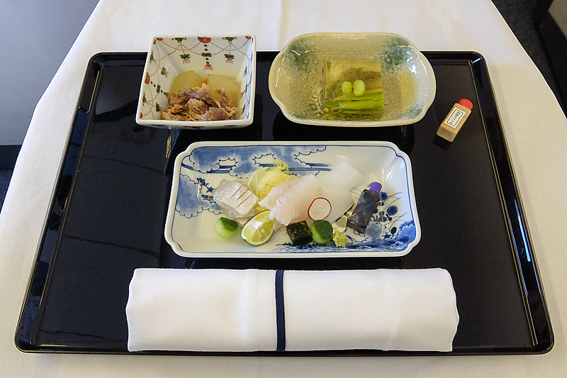 先付け、お造り、小鉢の盆