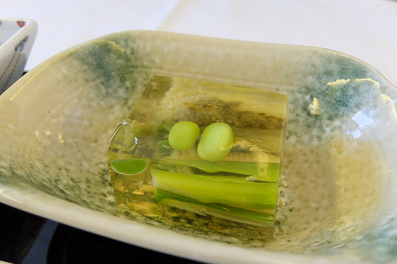 先付けの夏野菜のゼリー寄せ。ごまだれをかけていただく