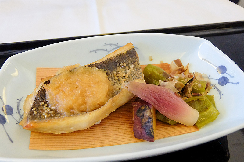 主菜はイサキの塩焼きで、ごまの風味がよく利いて食欲をそそる