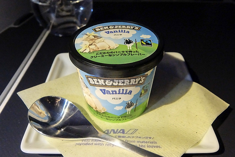 十分に満腹なのに、うっかりBen & Jerry'sのアイスクリームも頼んでしまった