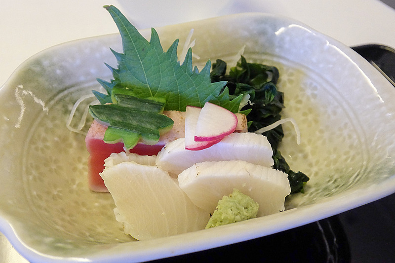 お造りはマグロとハマチの炙り