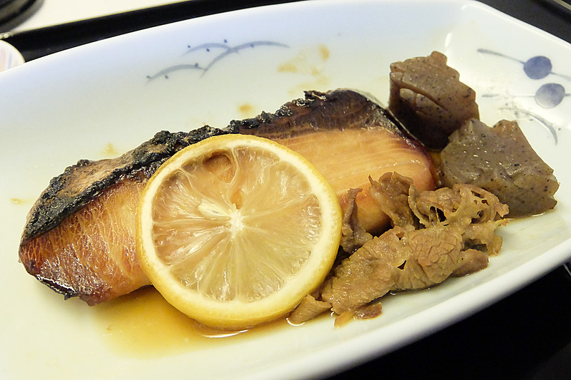 味がしっかり染み込んだハマチの幽庵焼き